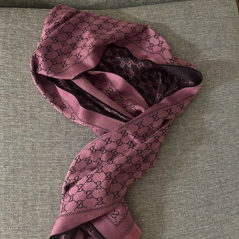 - Gucci reversible scarf - Picture 4 of 8